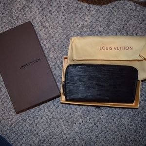 Black textured Louis Vuitton Wallet