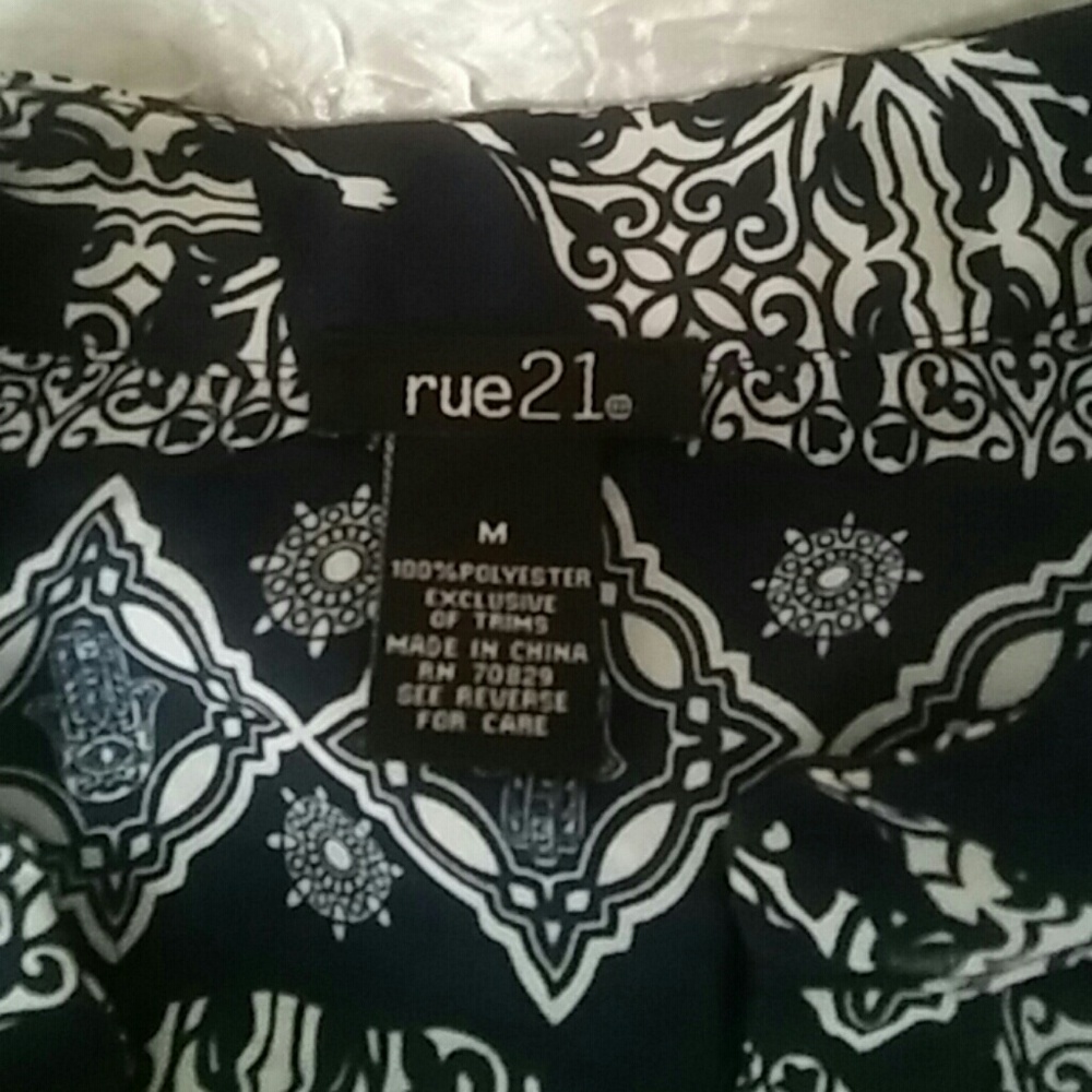 Women's Blouse - Picture 2 of 3