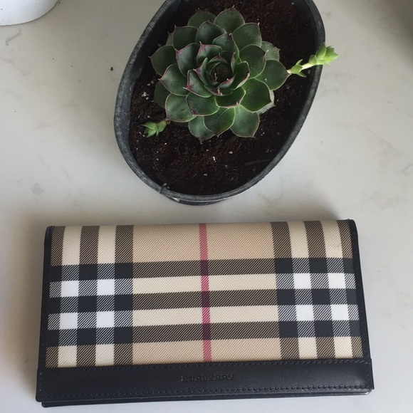 Burberry Handbags - 💠GIFTED💠 Burberry Nova Checkbook Holder