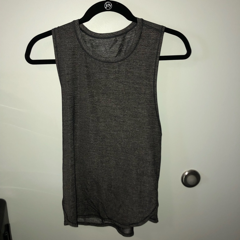 Lululemon women’s “In a Cinch” tank