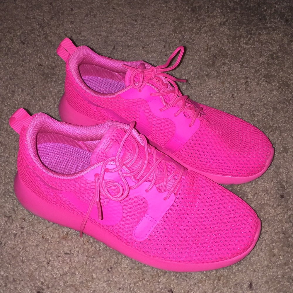Nike pink roshes
