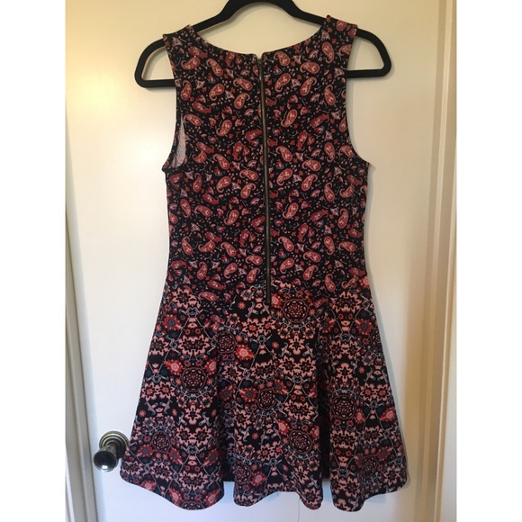 Fit and flare pattern dress - Picture 2 of 3