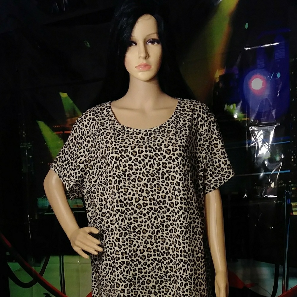 NEW!  Plus Size Leopard print lounger.