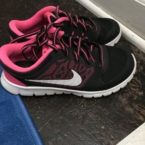 Girls pink and black nike shoes