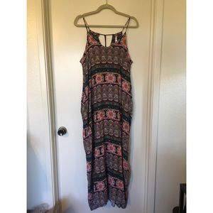 Cute comfy maxi dress! Has pockets!!