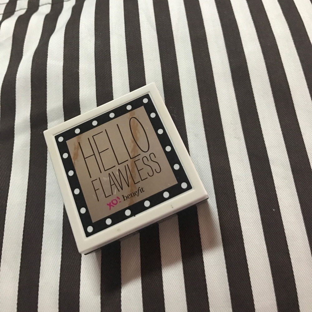 ON HOLD! Hello Flawless Foundation Powder