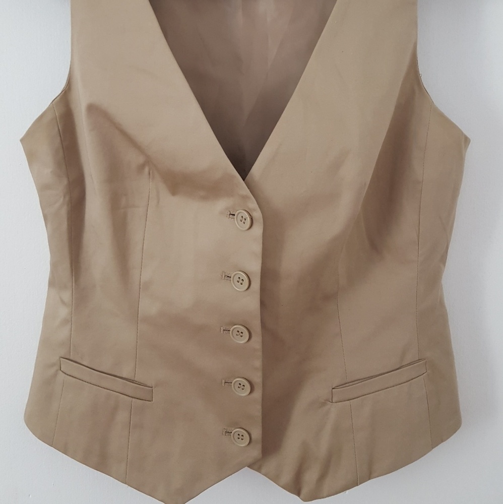 Button down vest