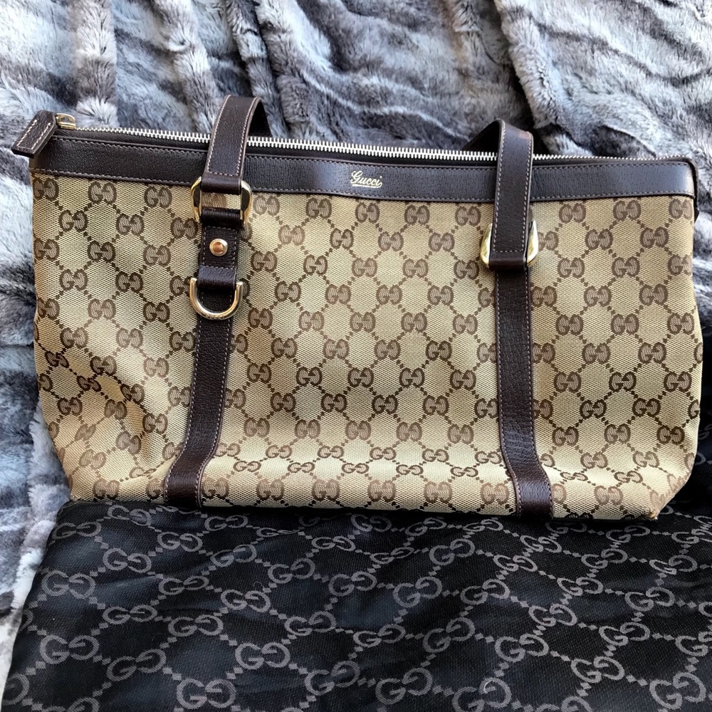 Medium sized Classic print Gucci