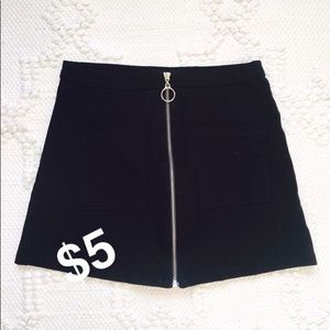 Zip up skirt with two pockets