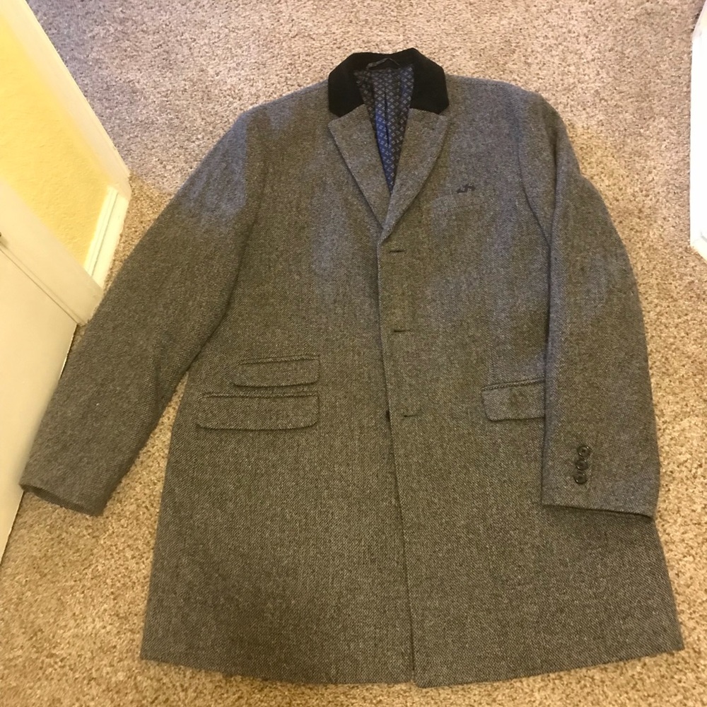 Mid size coat/velvet collar