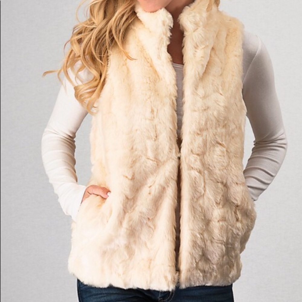 Faux fur vest in sweet vanilla color.