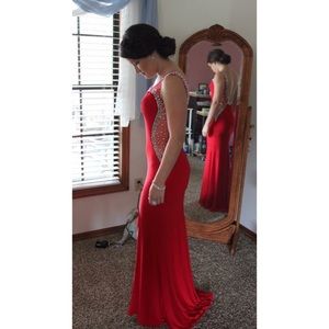 Beautiful and elegant red evening/prom dress