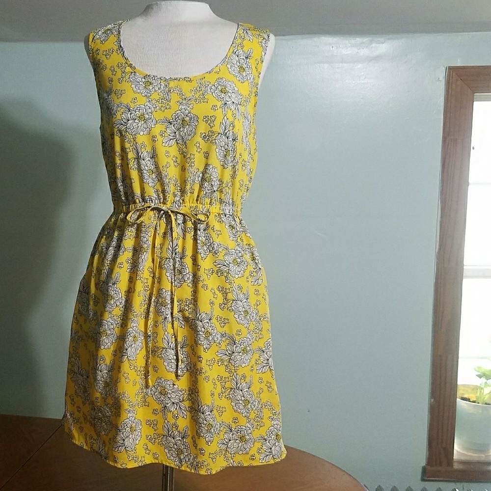 Yellow and White Flowered Dress 🌼