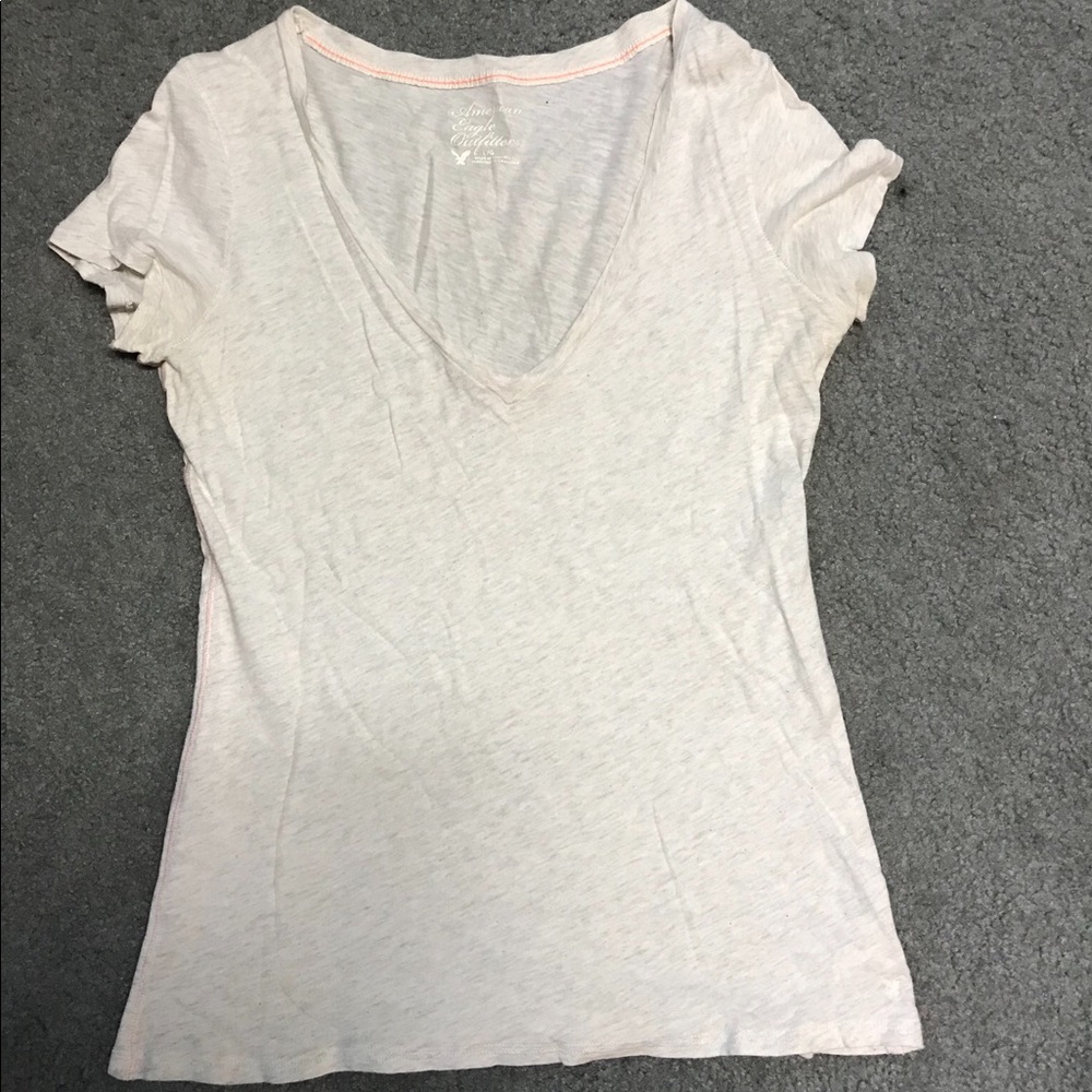 AMERICAN EAGLE VNECK. SIZE LARGE.