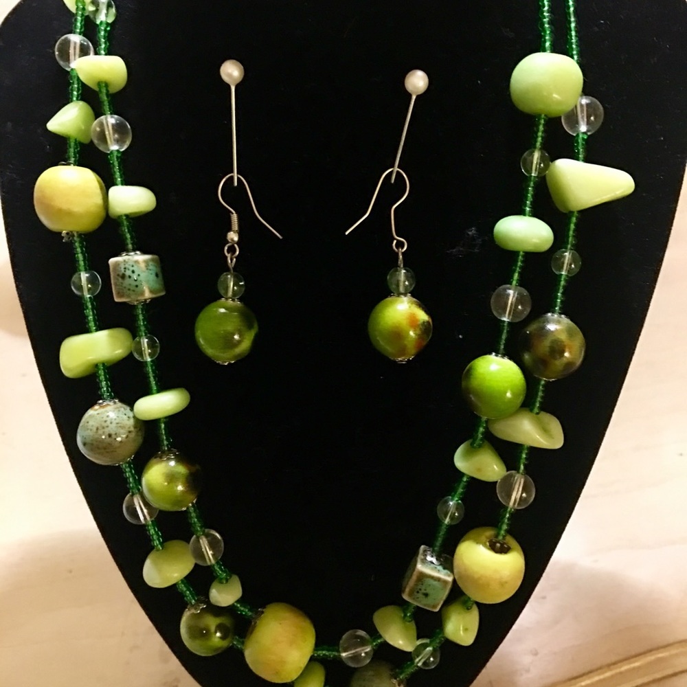 LN GORGEOUS GREEN BEADED NECKLACE & EARRINGS. 💕💕