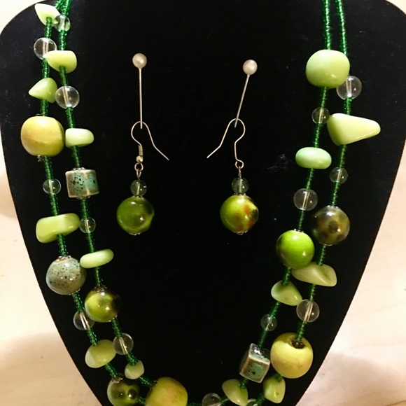LN GORGEOUS GREEN BEADED NECKLACE & EARRINGS. 💕💕 - Picture 2 of 4