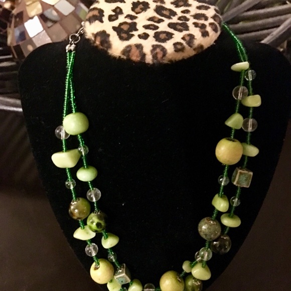 LN GORGEOUS GREEN BEADED NECKLACE & EARRINGS. 💕💕 - Picture 3 of 4