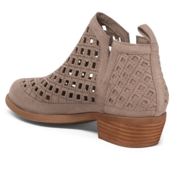 CARLOS SANTANA Perforated Side Slit Ankle Booties - Picture 2 of 8