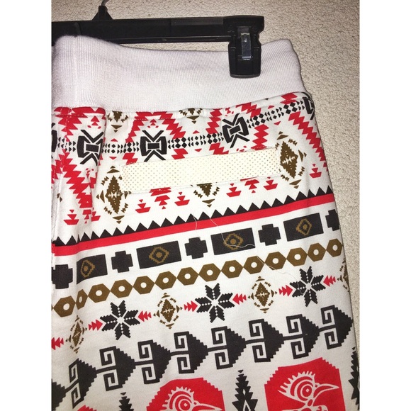 NWT  Men’s Aztec Print Tapered Jogger Pants - Picture 2 of 5