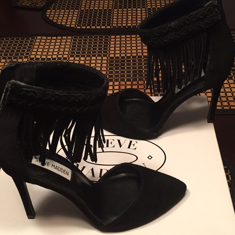 Never worn Steve Madden suede/ fringe Sexy 👠