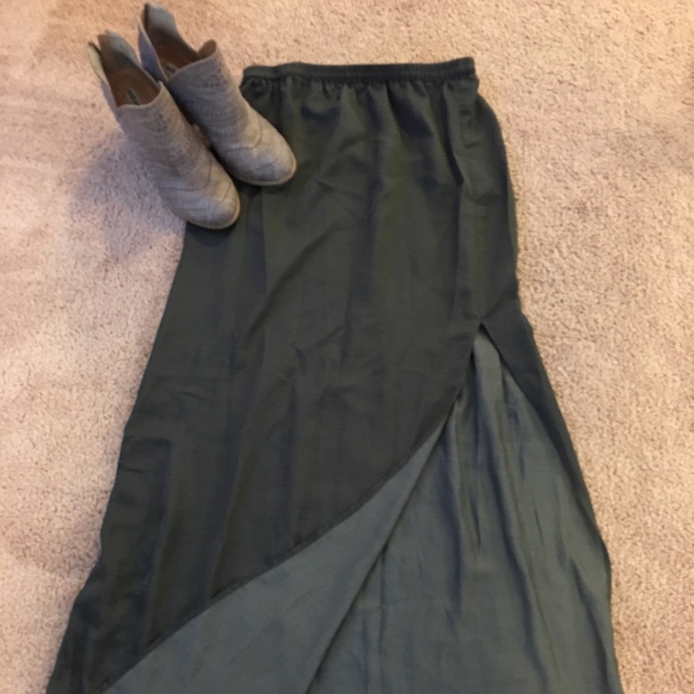 🚨🚨🚨 PRICE DROP! Grey maxi skirt