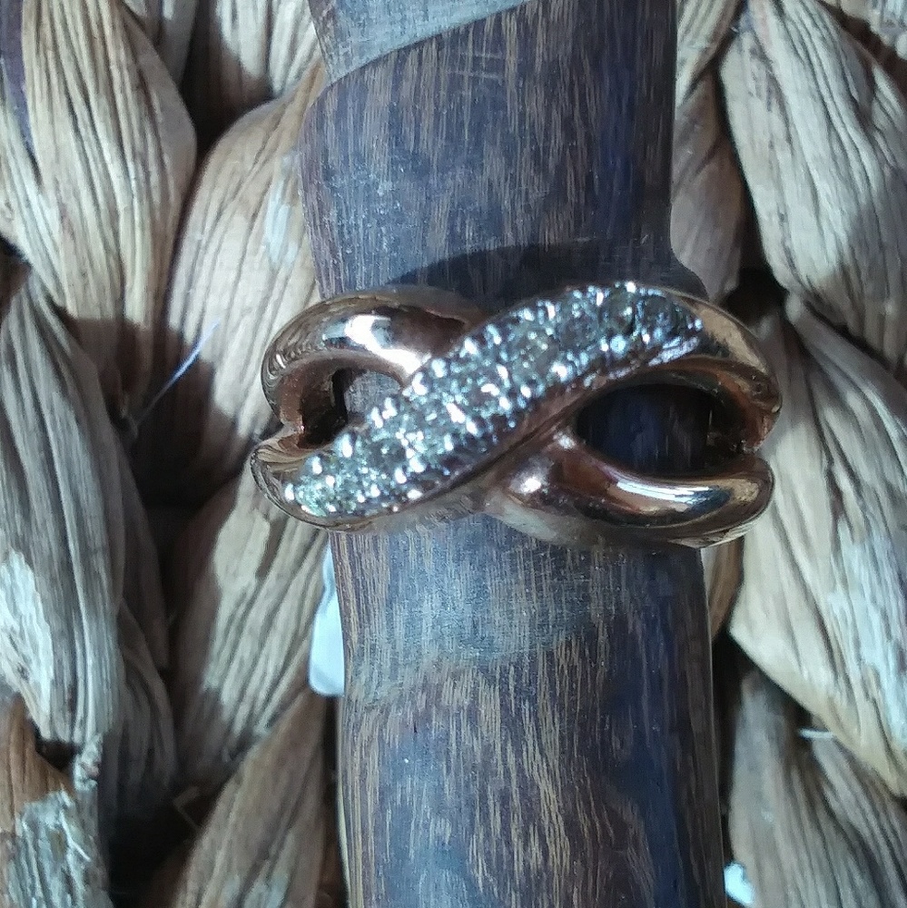 18kge CZ Ring size 5 Gold Ring with Faux Diamonds