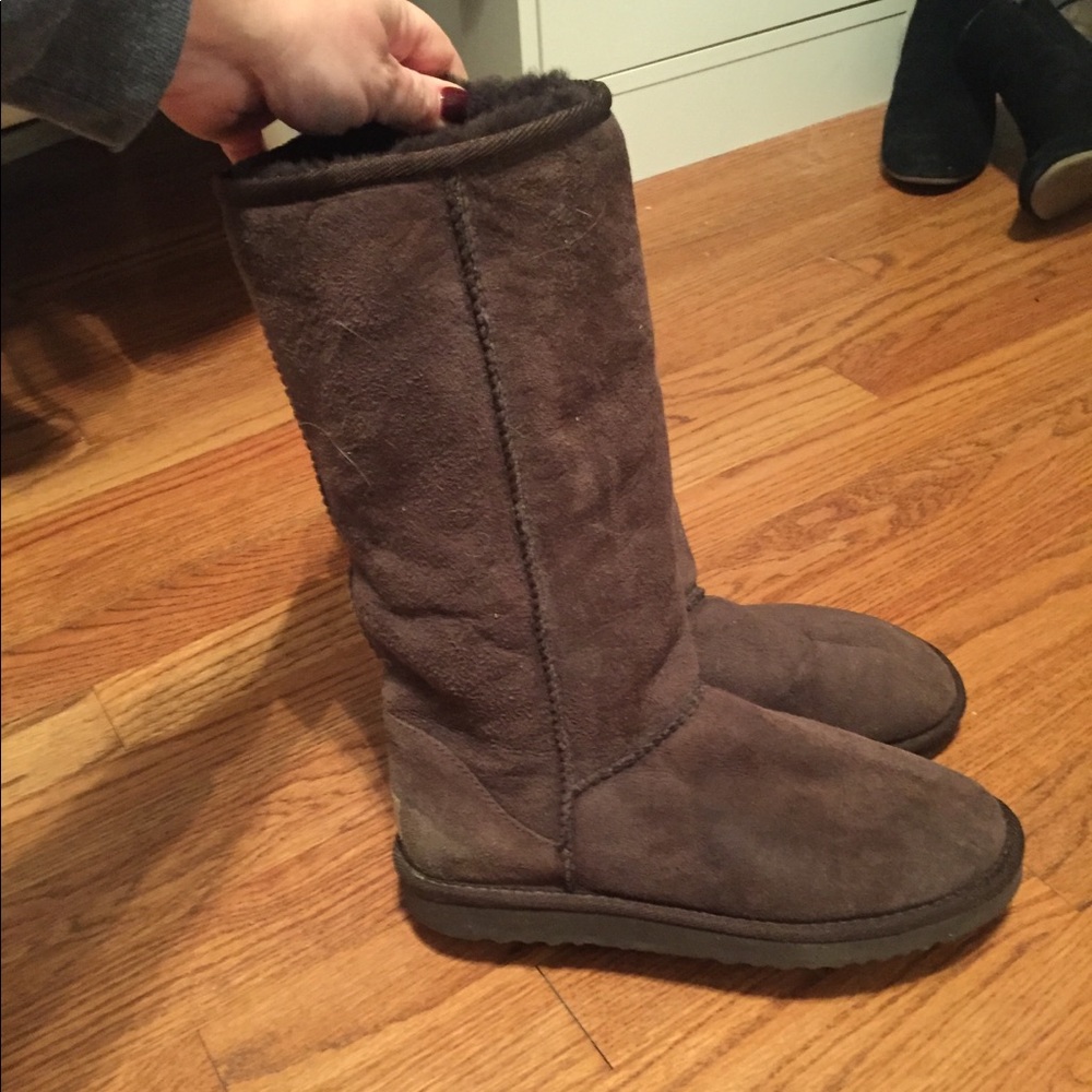 EUC Authentic Women’s classic tall chocolate uggs