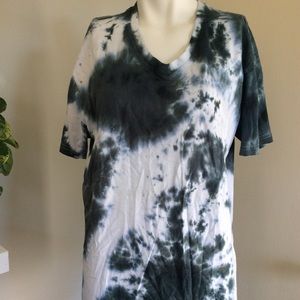 diy black and white tie dye v-neck tee