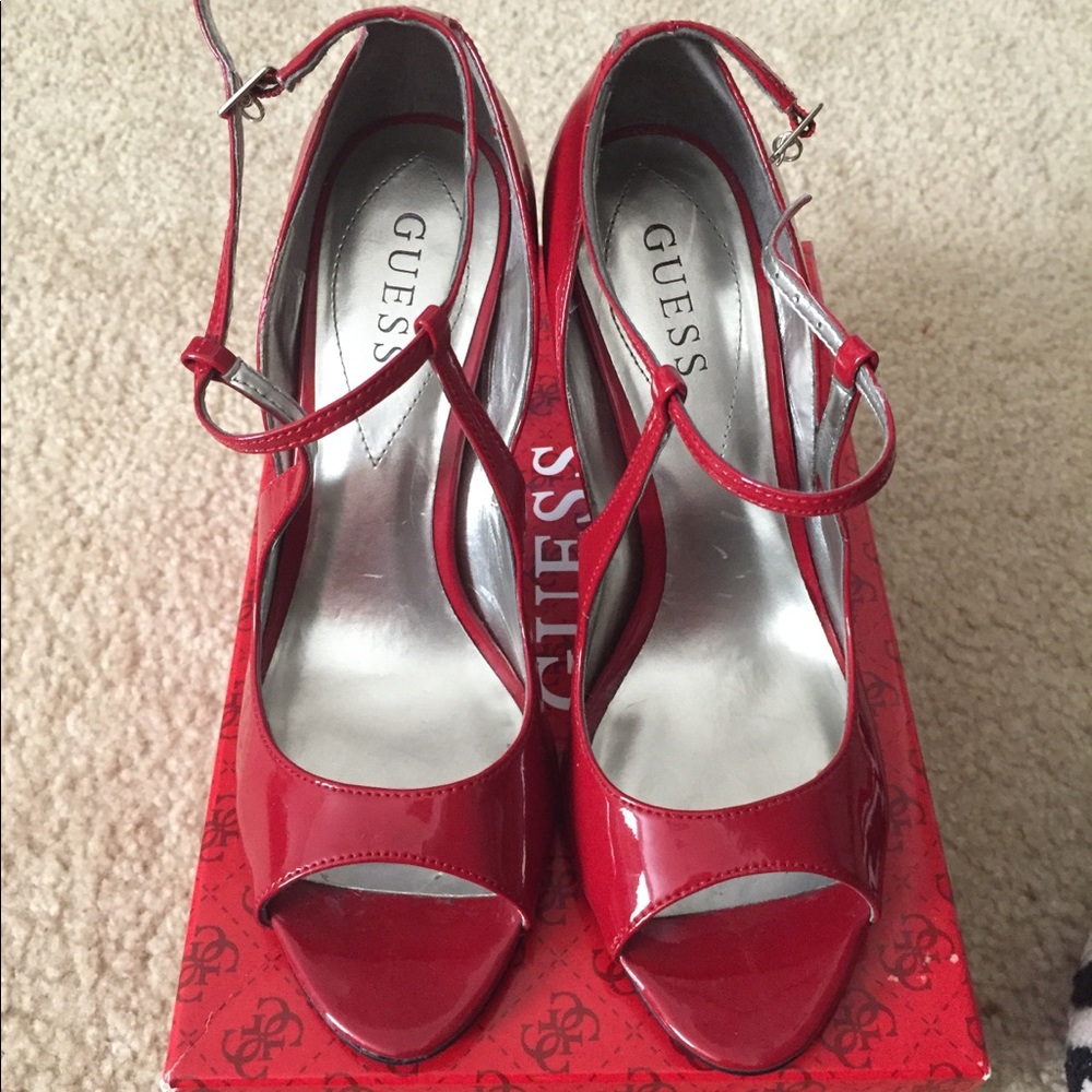 GUESS Red Pumps