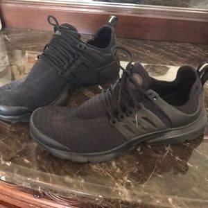 All black Nike presto