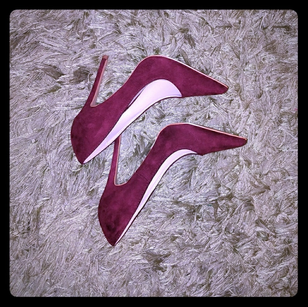 Burgundy pumps that's never been worn!