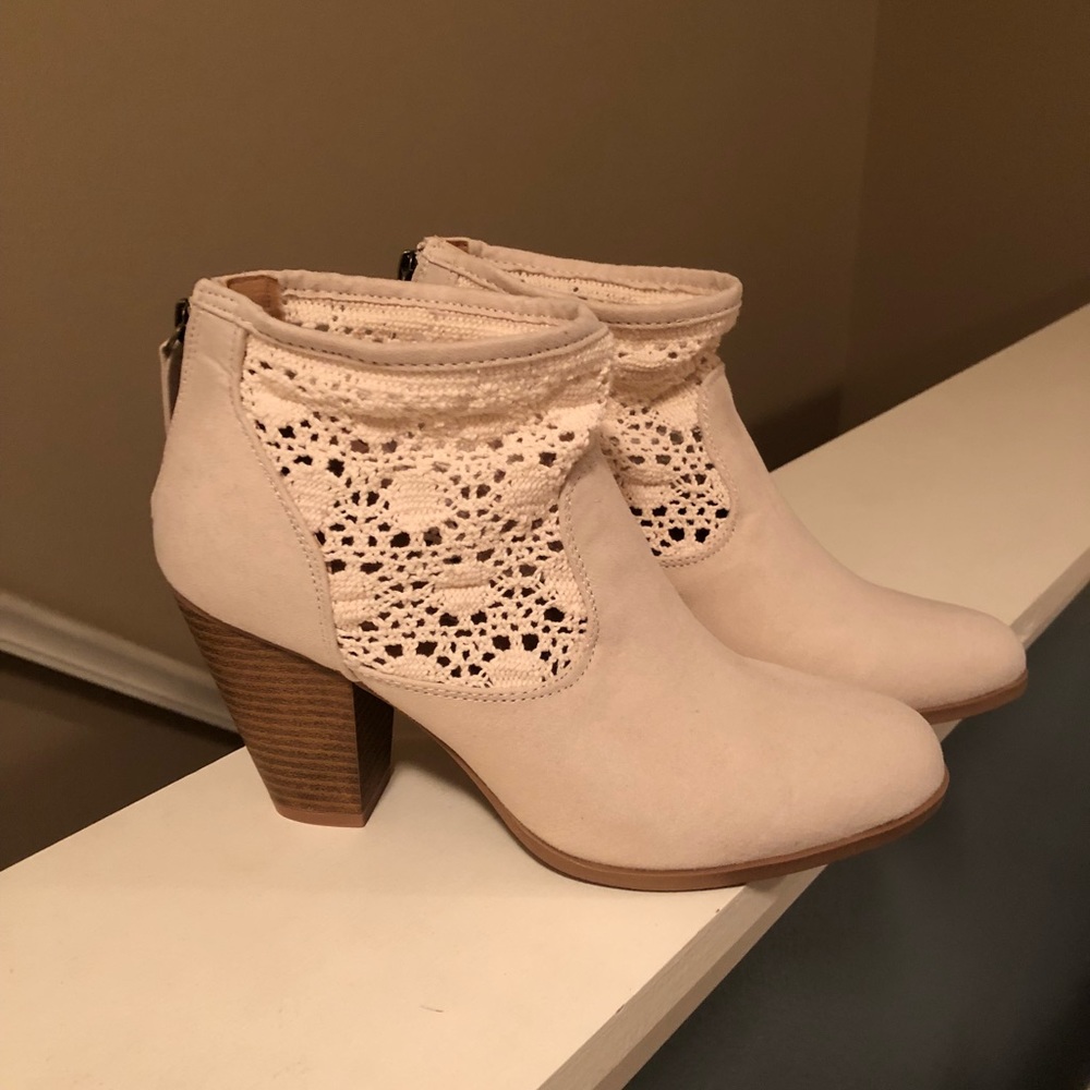 NWOT Crochet booties
