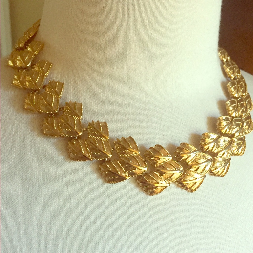 Napier Signed Good Leaf Collar Necklace