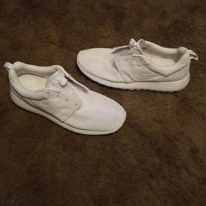 White Nike Roshe Run