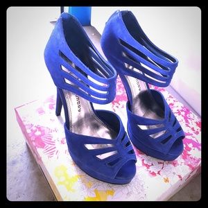 Size 5.5 Chinese Laundry blue heels