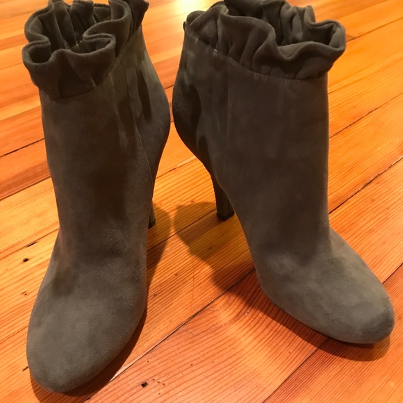 Adorable grey suede ruffle booties - Picture 1 of 4