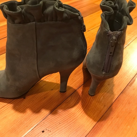 Adorable grey suede ruffle booties - Picture 2 of 4