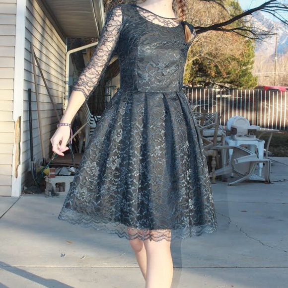 THE BLACK DRESS - Picture 1 of 3