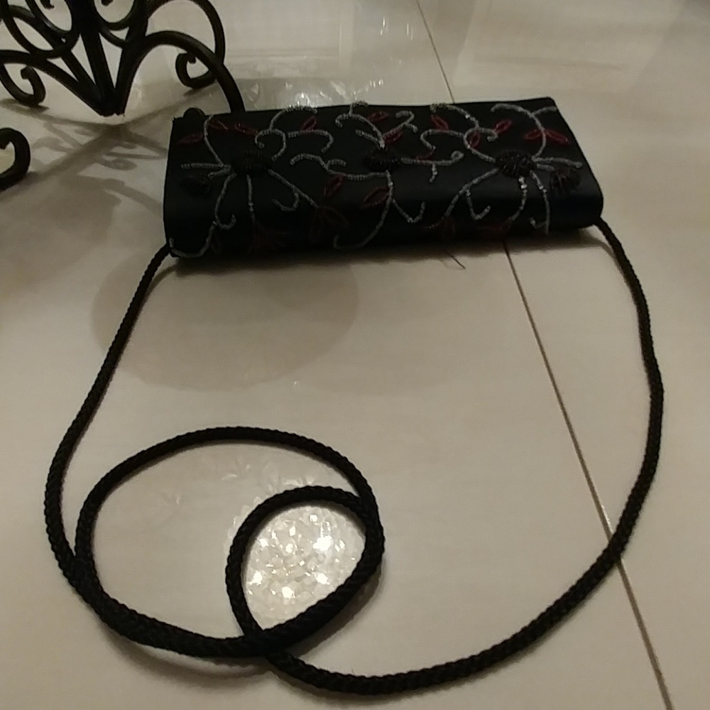 Vintage black clutch with floral beaded design - Picture 6 of 6