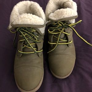 Reversible construction boots