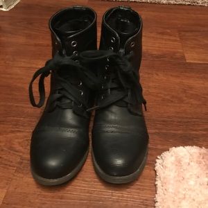 Size 7 combat boots 7.5 could fit