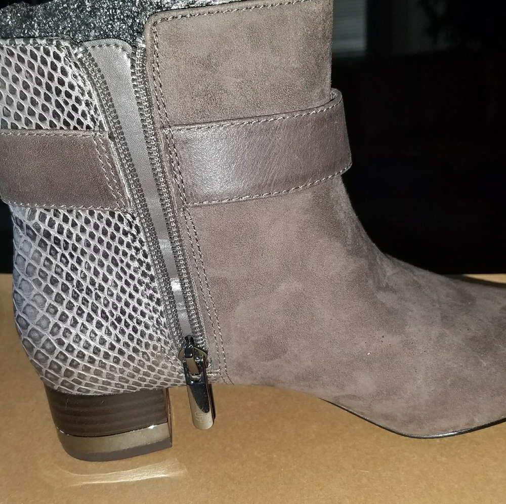 Joan David leather ankle boots size 5.5