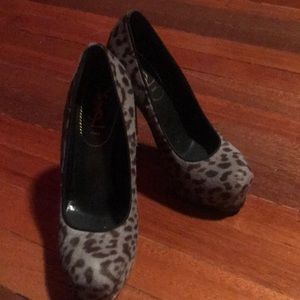 YSL pony hair pump. Platform 1.5 Heels 5.75