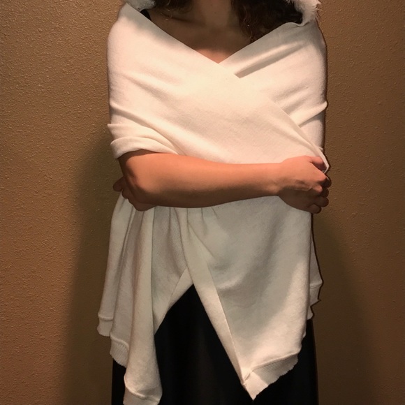 Winter White Wrap with Faux Fur Trim - Picture 3 of 3