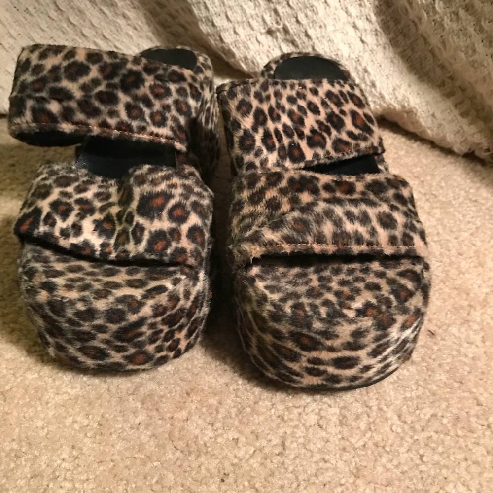 Vtg club kid furry cheetah print platform sandals