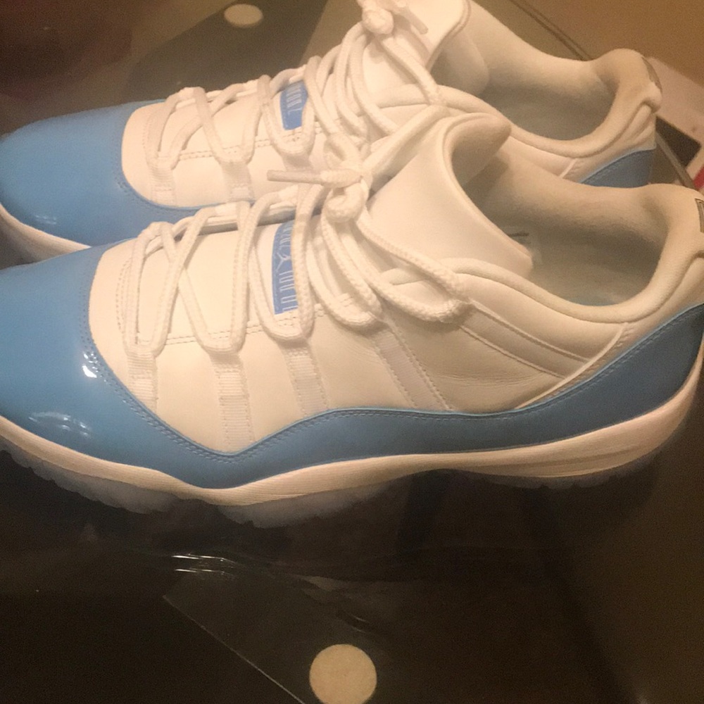 Jordan 11 low .