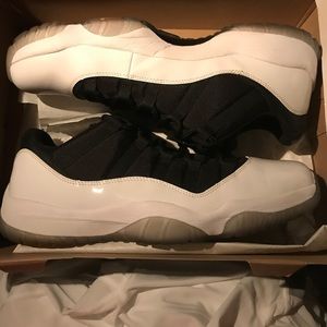 Jordan 11 tuxedo