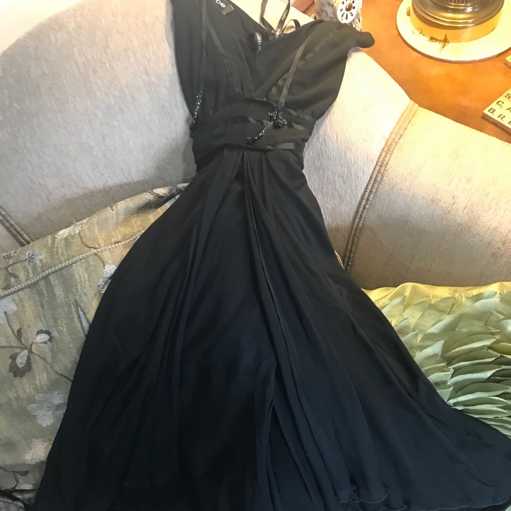 (Elegant black flowing BeBe dress)