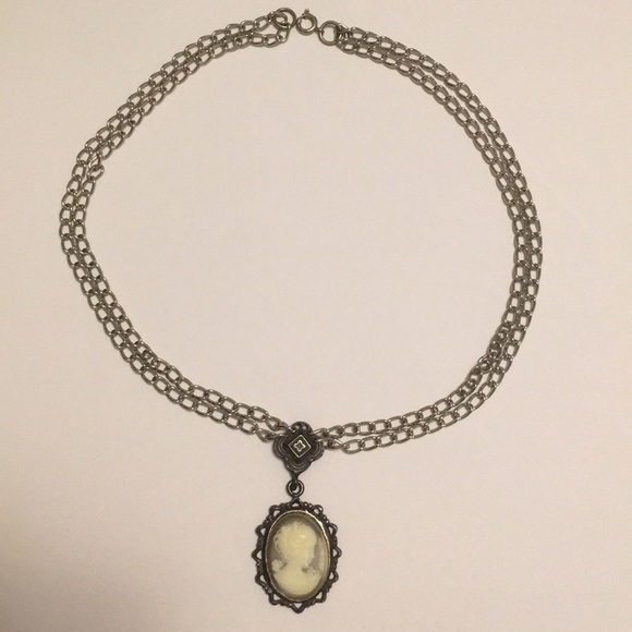 Cameo necklace with antique silver finish - Picture 2 of 3