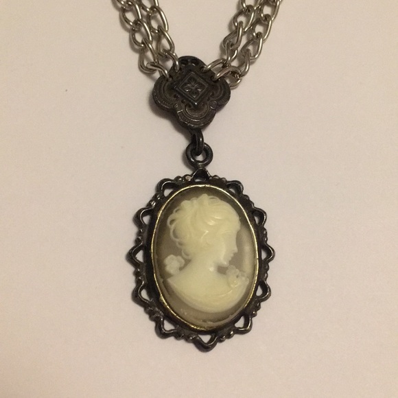 Cameo necklace with antique silver finish - Picture 3 of 3
